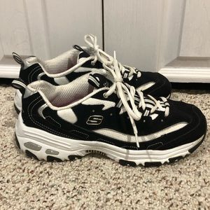 Skechers women’s size 9.5 black shoes.